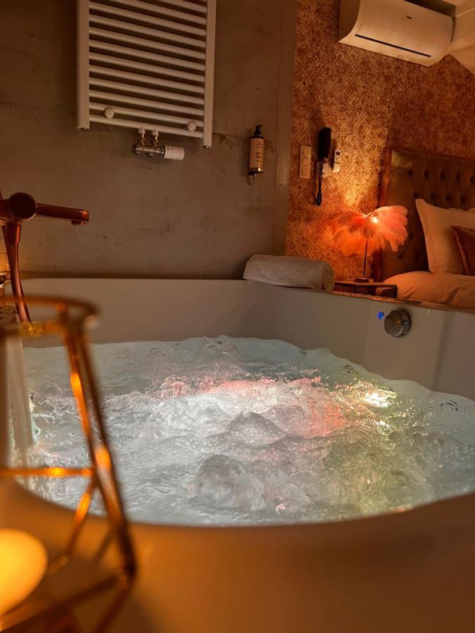 Love hotel Mademoiselle