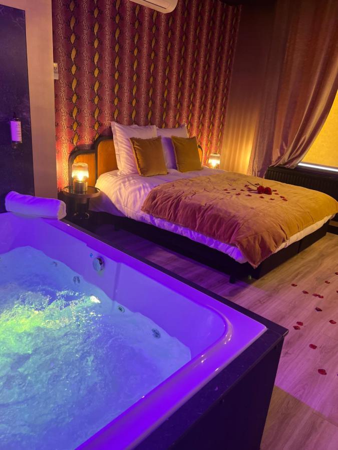 Love hotel Mademoiselle