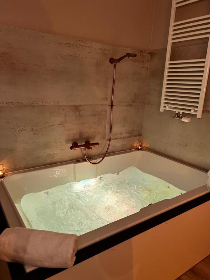 Mademoiselle Love hotel