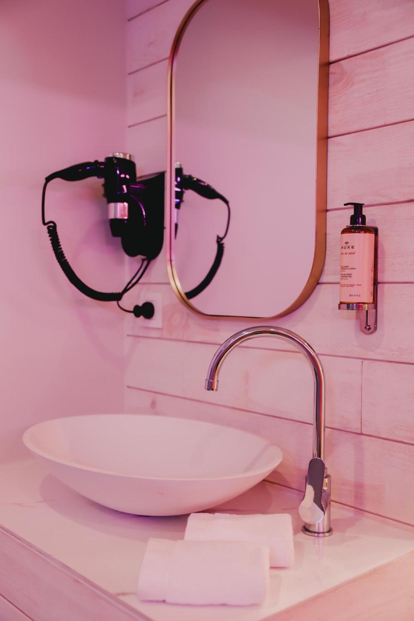 Mademoiselle Love hotel *
