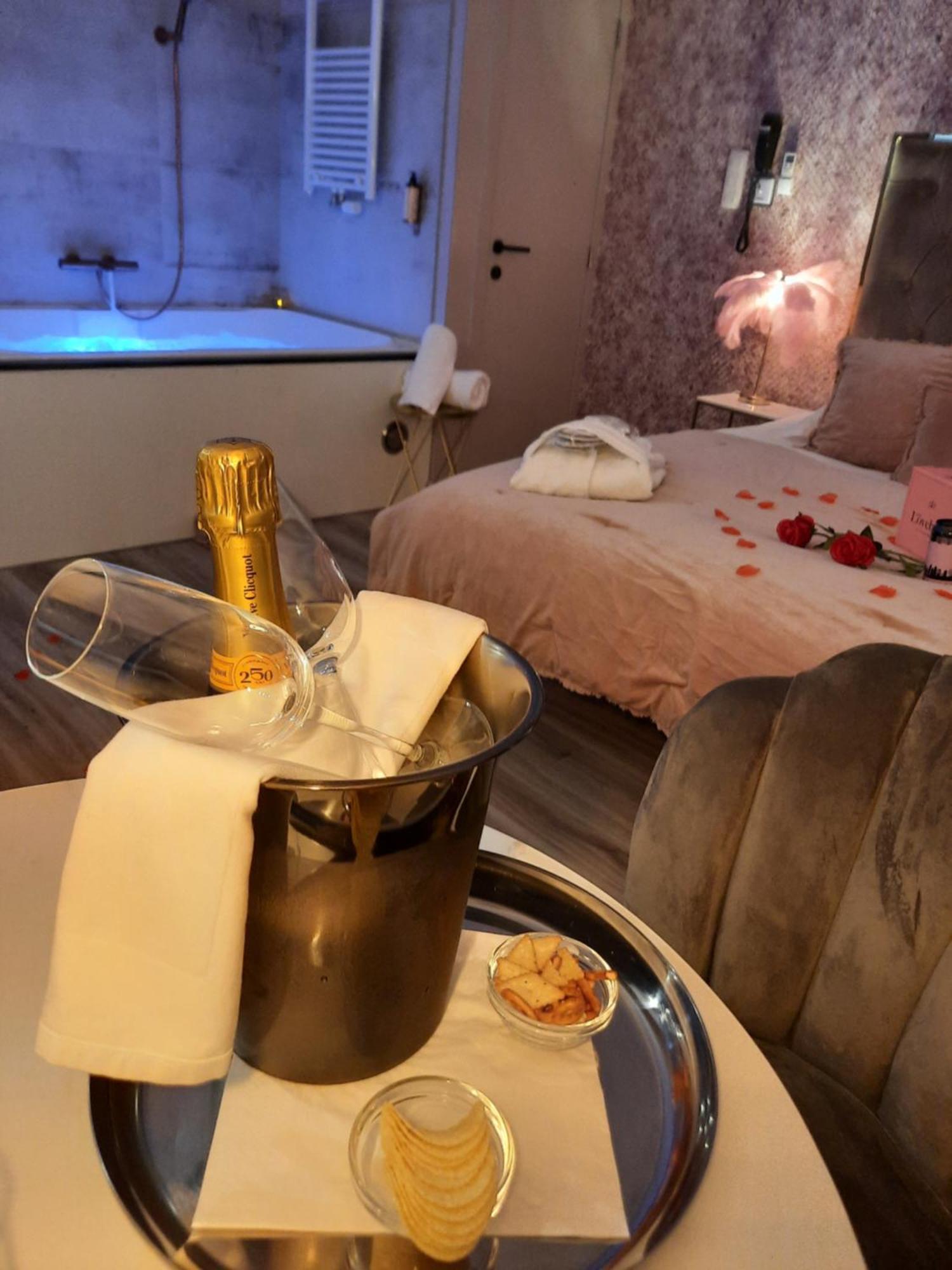 Mademoiselle Love hotel
