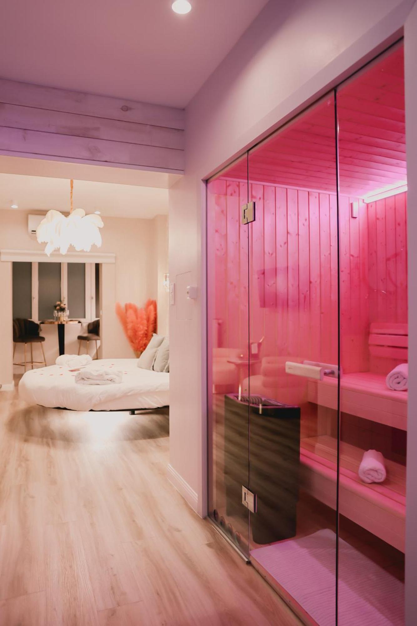 Mademoiselle Love hotel