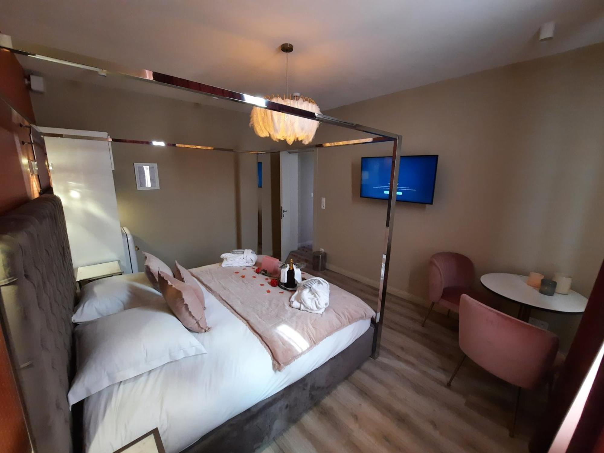 Mademoiselle Love hotel *